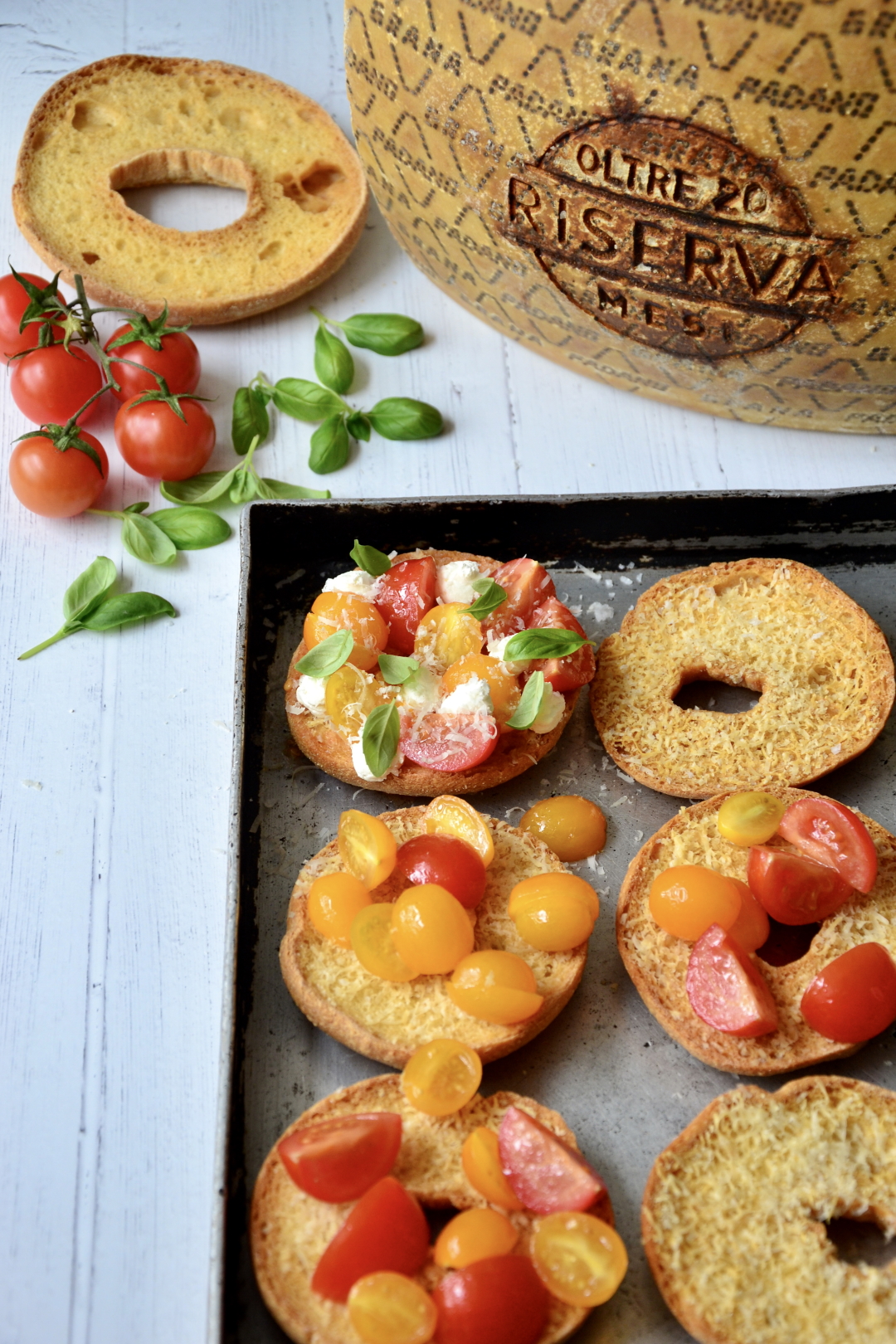 Friselle pugliesi con mousse de Grana Padano y ensalada de tomates cerezas