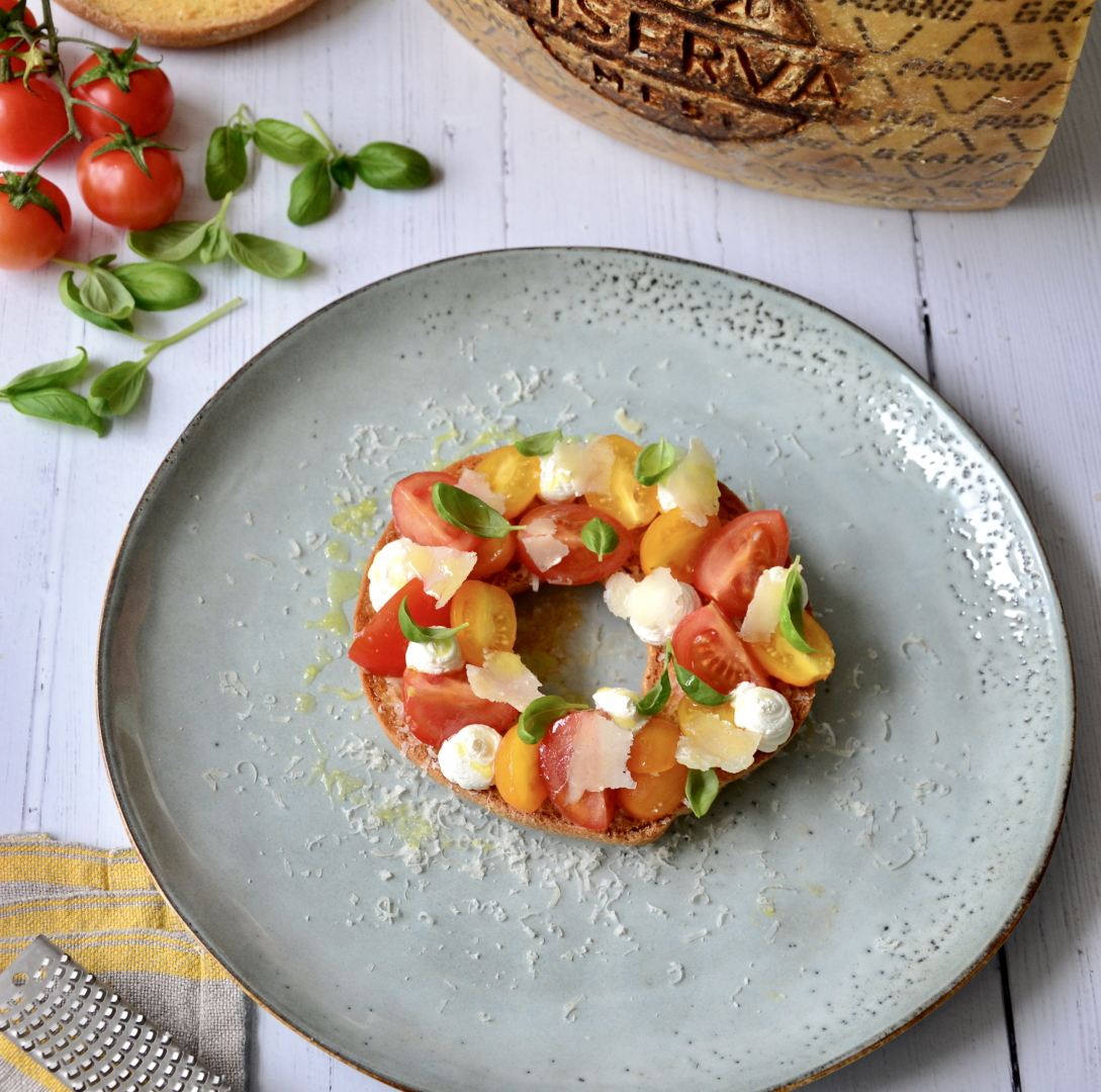 Friselle Pugliesi with Grana Padano mousse and cherry tomatoes salad