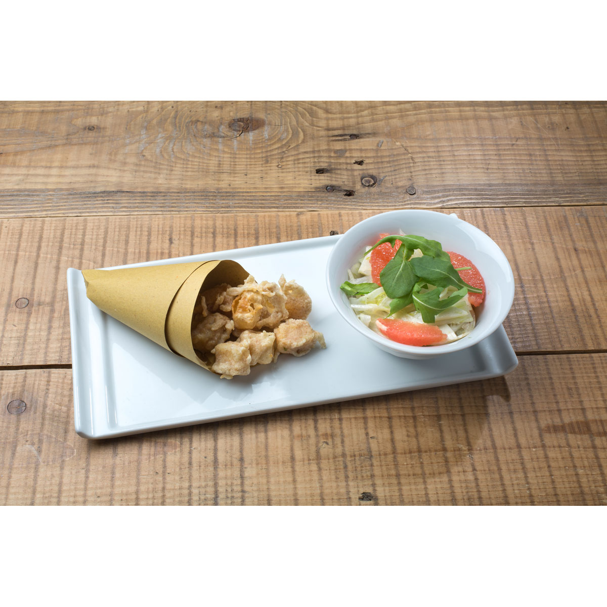 Buñuelos Grana Padano, ensalada de hinojo y rúcula con pomelo rosa