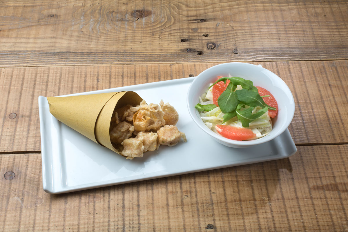 Buñuelos Grana Padano, ensalada de hinojo y rúcula con pomelo rosa