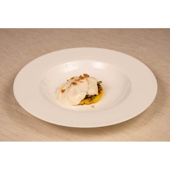 Frittelle di patate con fagiolini, panna acida, spuma di Grana Padano e ciccioli secchi