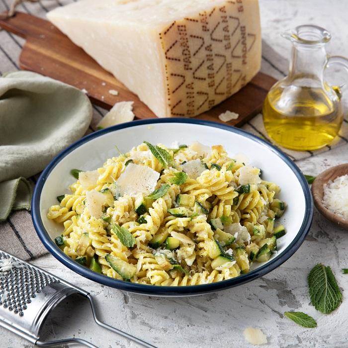 Fusilli con zucchine, ricotta, menta e Grana Padano