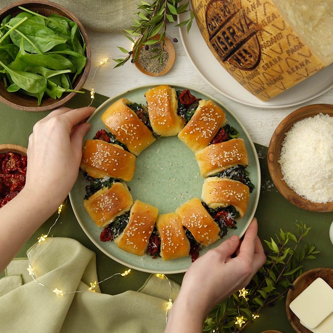 Ghirlanda di pan brioche farcita di spinaci, pomodori secchi e Grana Padano Riserva
