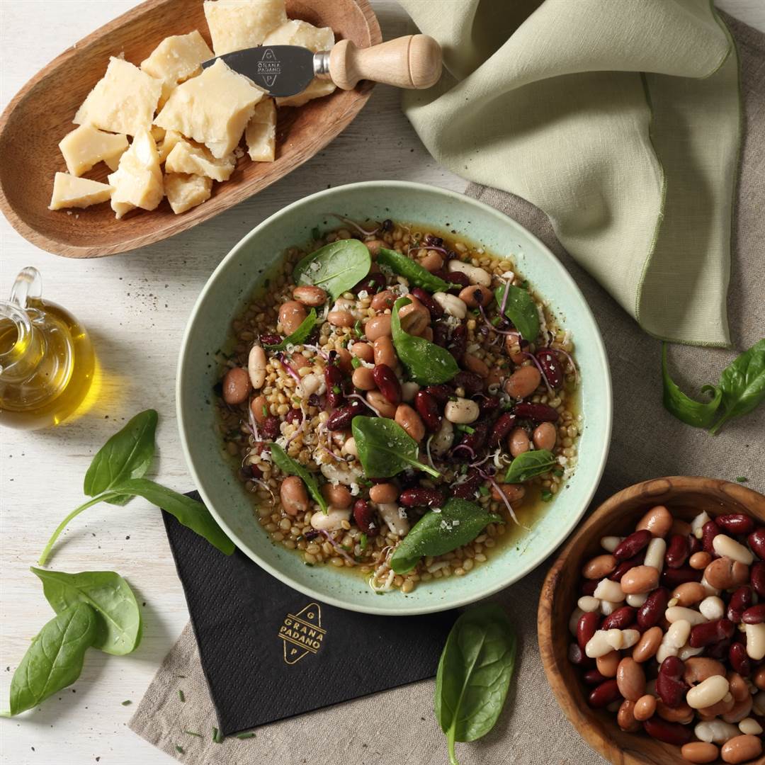 Lauwarmer Graupensalat mit Cannellini-, Borlotti und roten Bohnen sowie Grana Padano Riserva