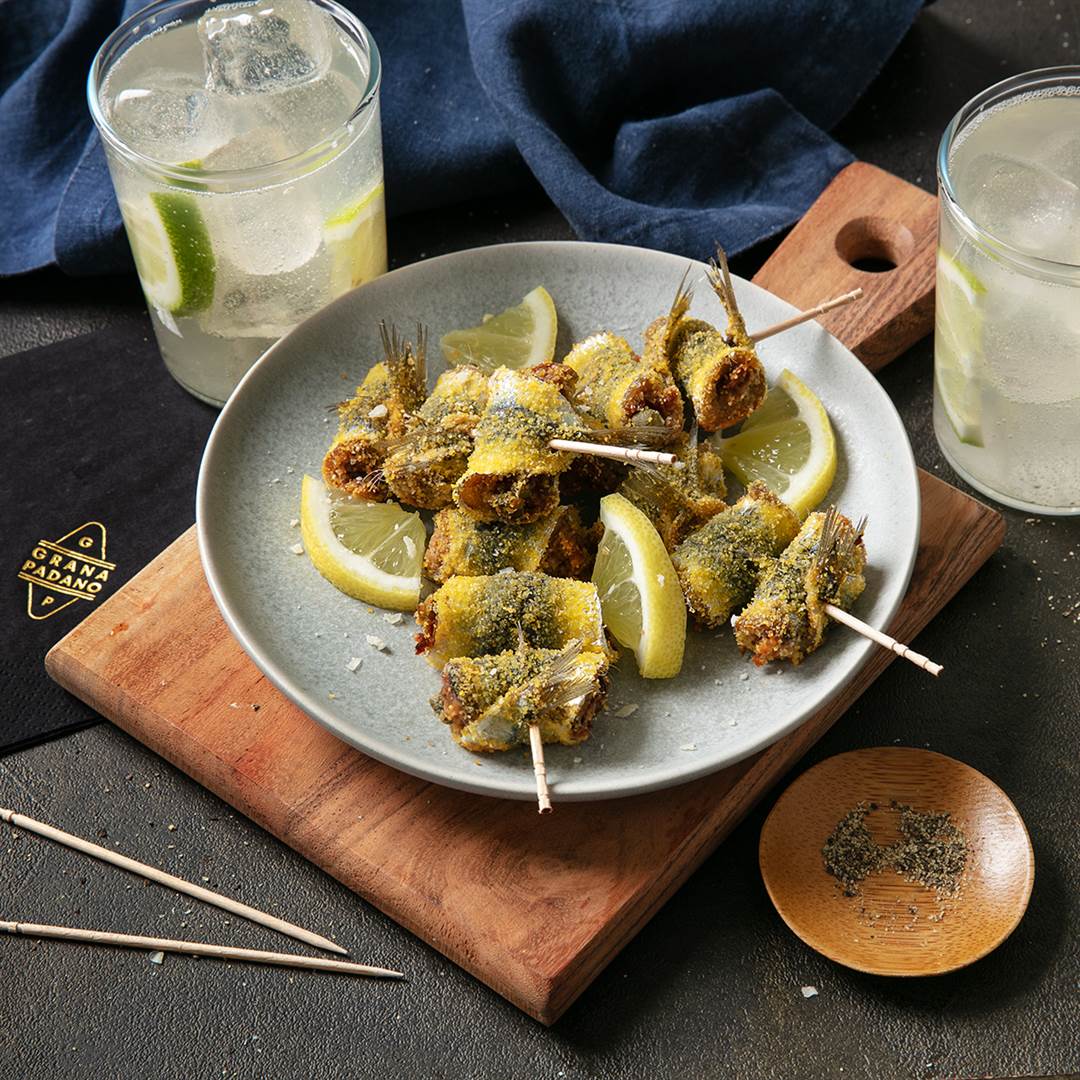 Martini Spritz, spiedini di alici ripiene di pomodori secchi e Grana Padano Riserva al gratin di farina di mais