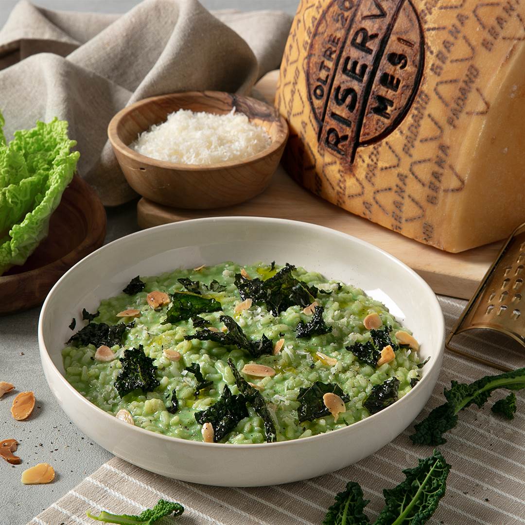 Grünes Risotto aus Wirsing mit knusprigem Grünkohl, gerösteten Mandeln und Grana Padano Riserva