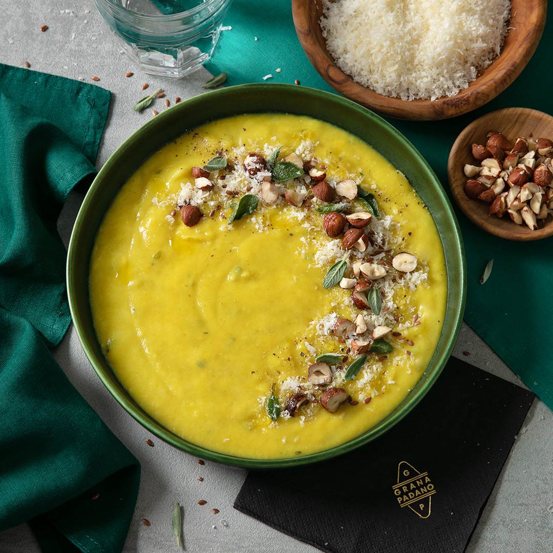 Vellutata di cavolfiore e curcuma con nocciole, salvia e Grana Padano Riserva