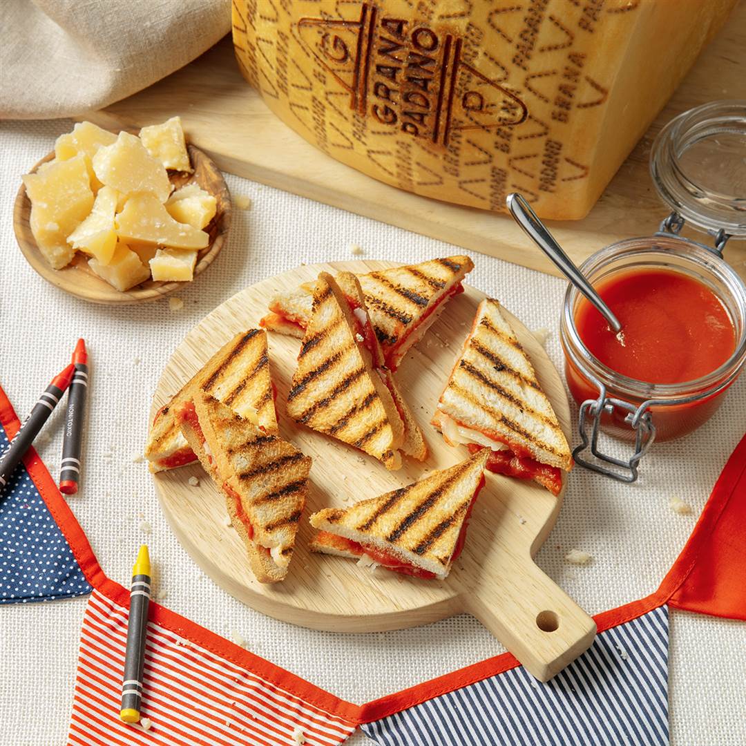 Mini Pizzaiola Toasts mit Tomatensauce und Grana Padano, Vorspeisen ...