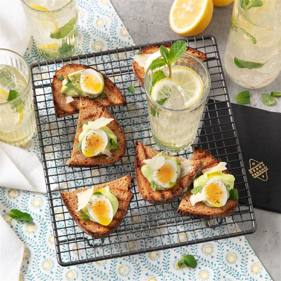 Fizzy lemonade and multigrain bruschetta with avocado topping, quail eggs and Grana Padano Riserva 