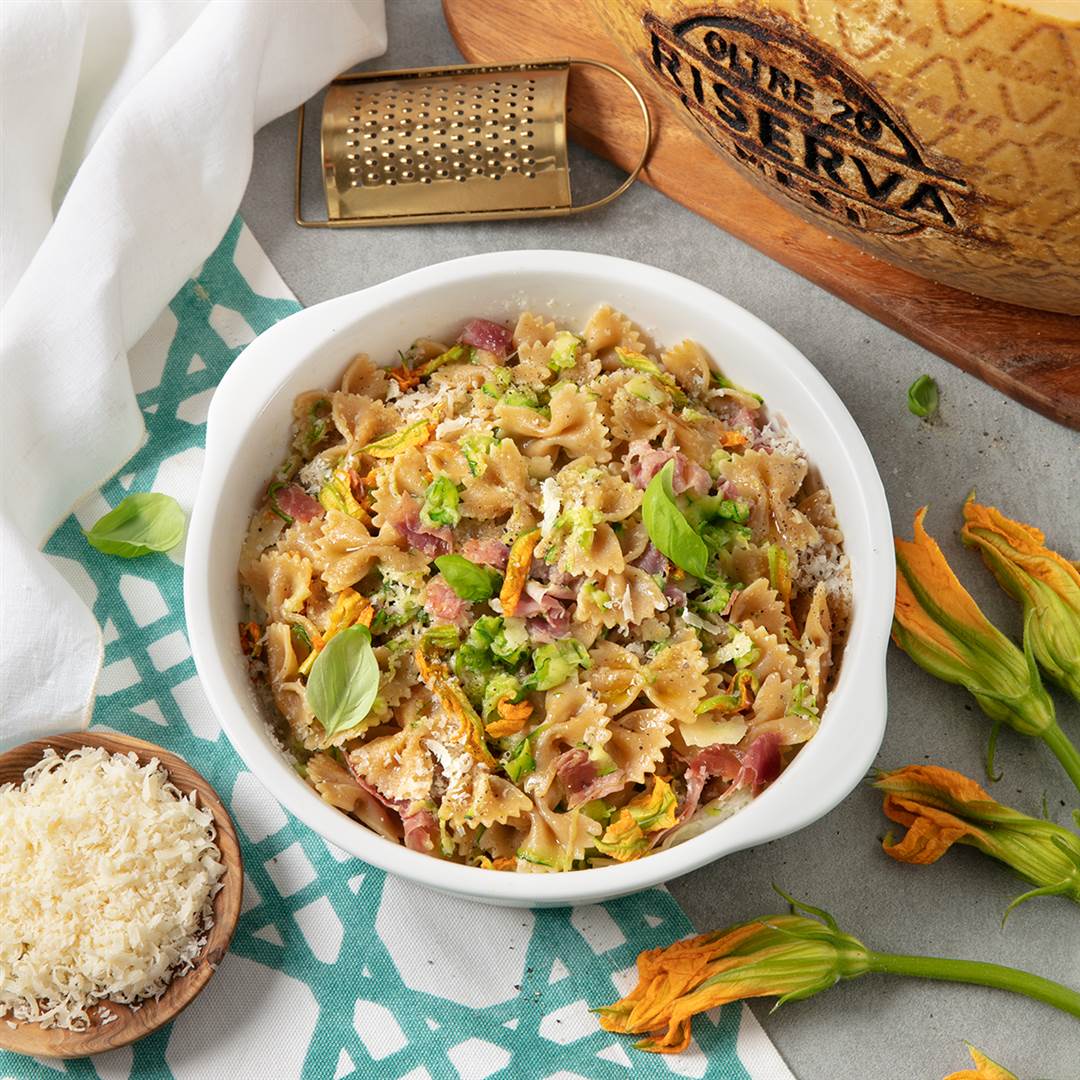 Farfalle con zucchine novelle, prosciutto di San Daniele, fiori di zucca e Grana Padano Riserva