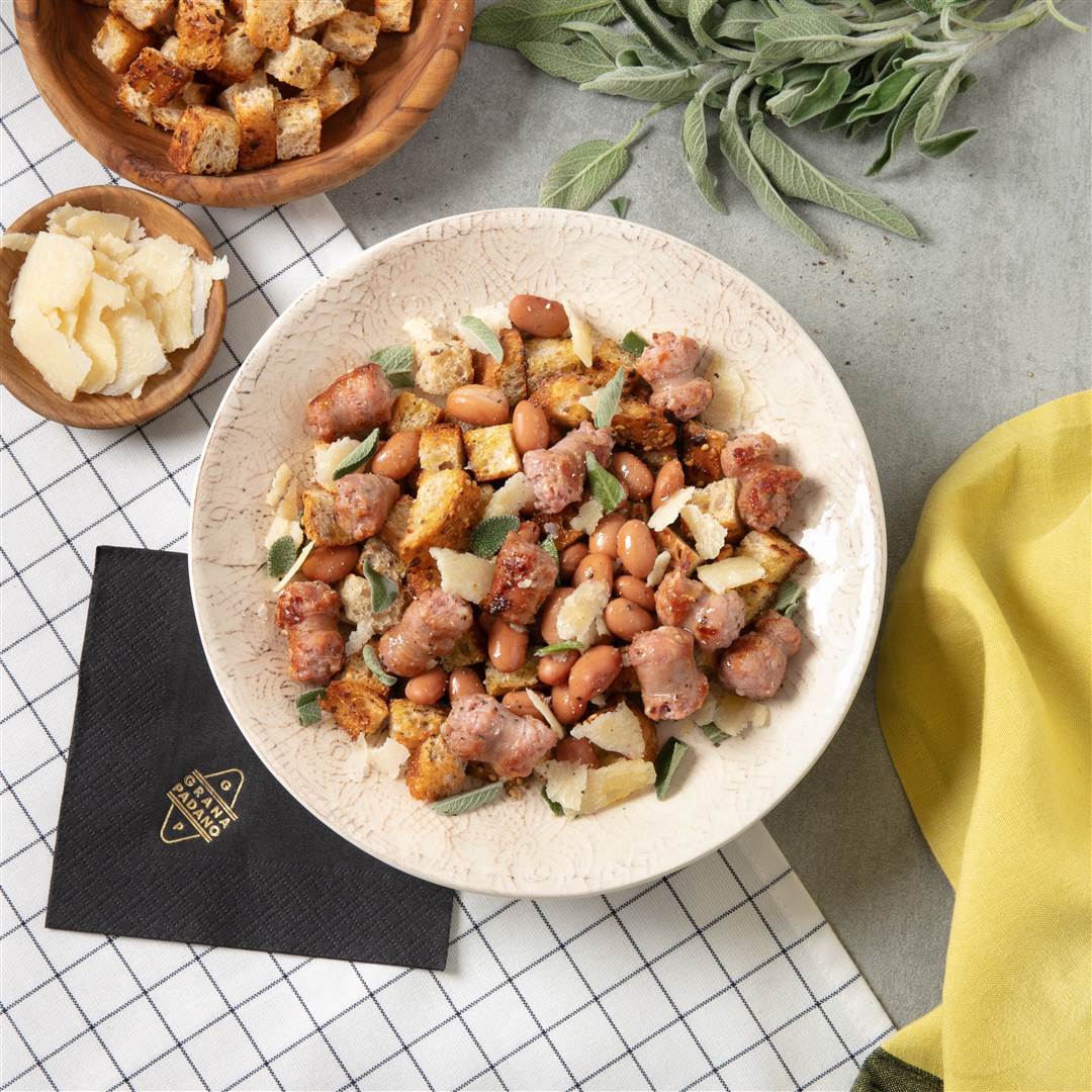 Panzanella mit Borlotti-Bohnen, Salbei, Bratwurst, knusprigem Brot und Grana Padano Riserva