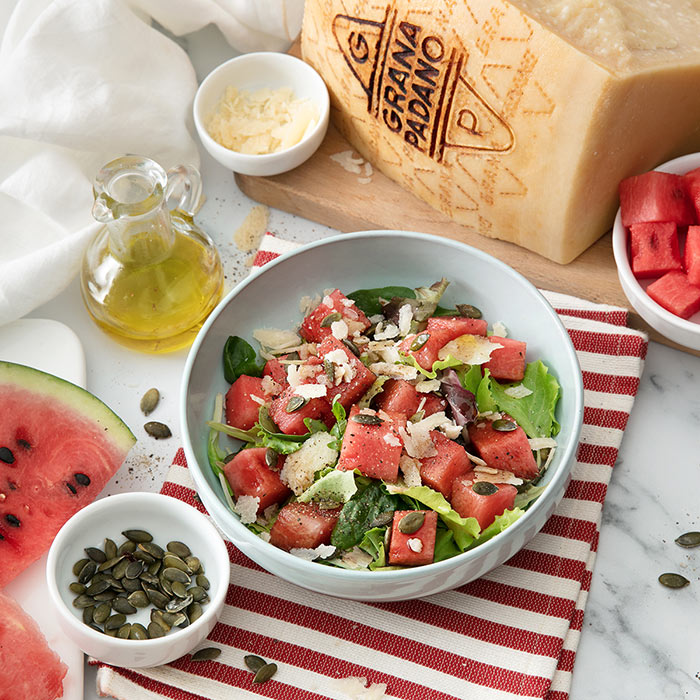 Insalata di anguria, misticanza, semi di zucca e scaglie di Grana Padano