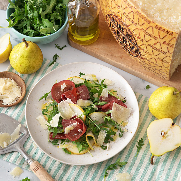 Ensalada de bresaola, pera, rocket y Grana Padano Riserva