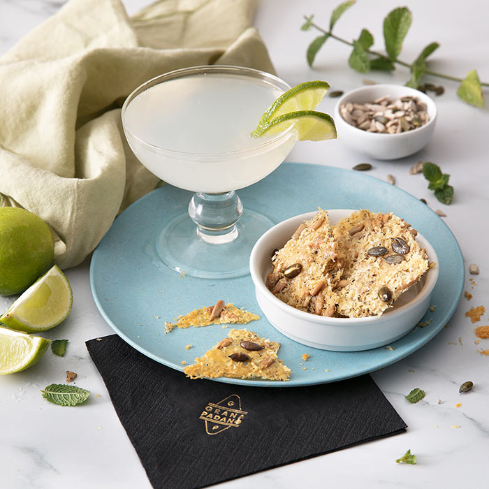 Gimlet, cialde croccanti di Grana Padano Riserva con semi ed erbe aromatiche