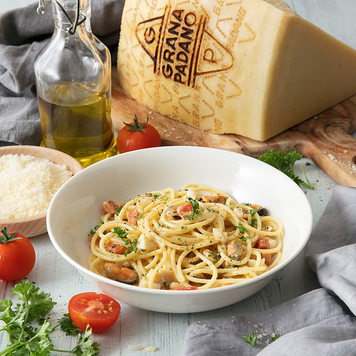 Spaghetti Carbonara mit Meeresfrüchten, Grana Padano und Petersilie