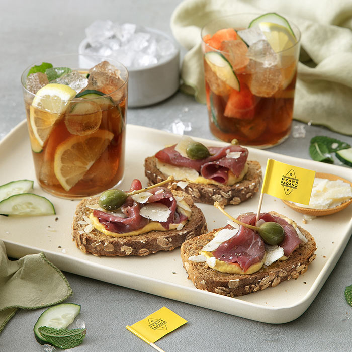 Classic Pimm’s, crostoni con Grana Padano Riserva, carne salada, capperi e senape