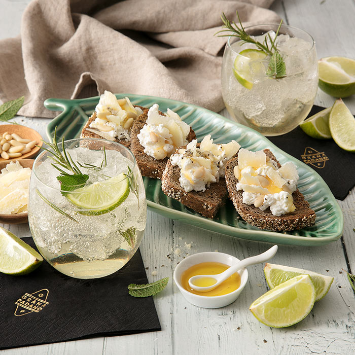 Ginger Mule frizzante, tartine di ricotta, menta, pinoli, miele e Grana Padano