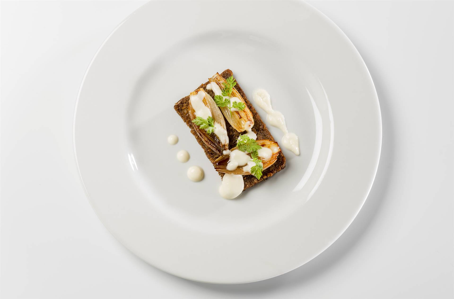 Insalata di scalogno al sale, pane alla segale e fonduta al Grana Padano DOP Riserva 