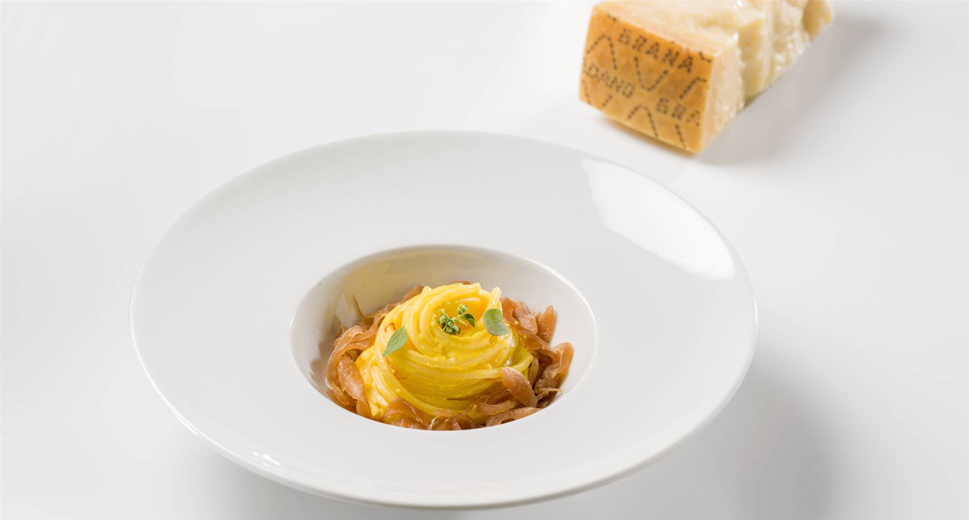 Spaghetto quadrato trafilato al bronzo, salsa al Grana Padano DOP Riserva, pistilli di zafferano e marmellata di cipolle