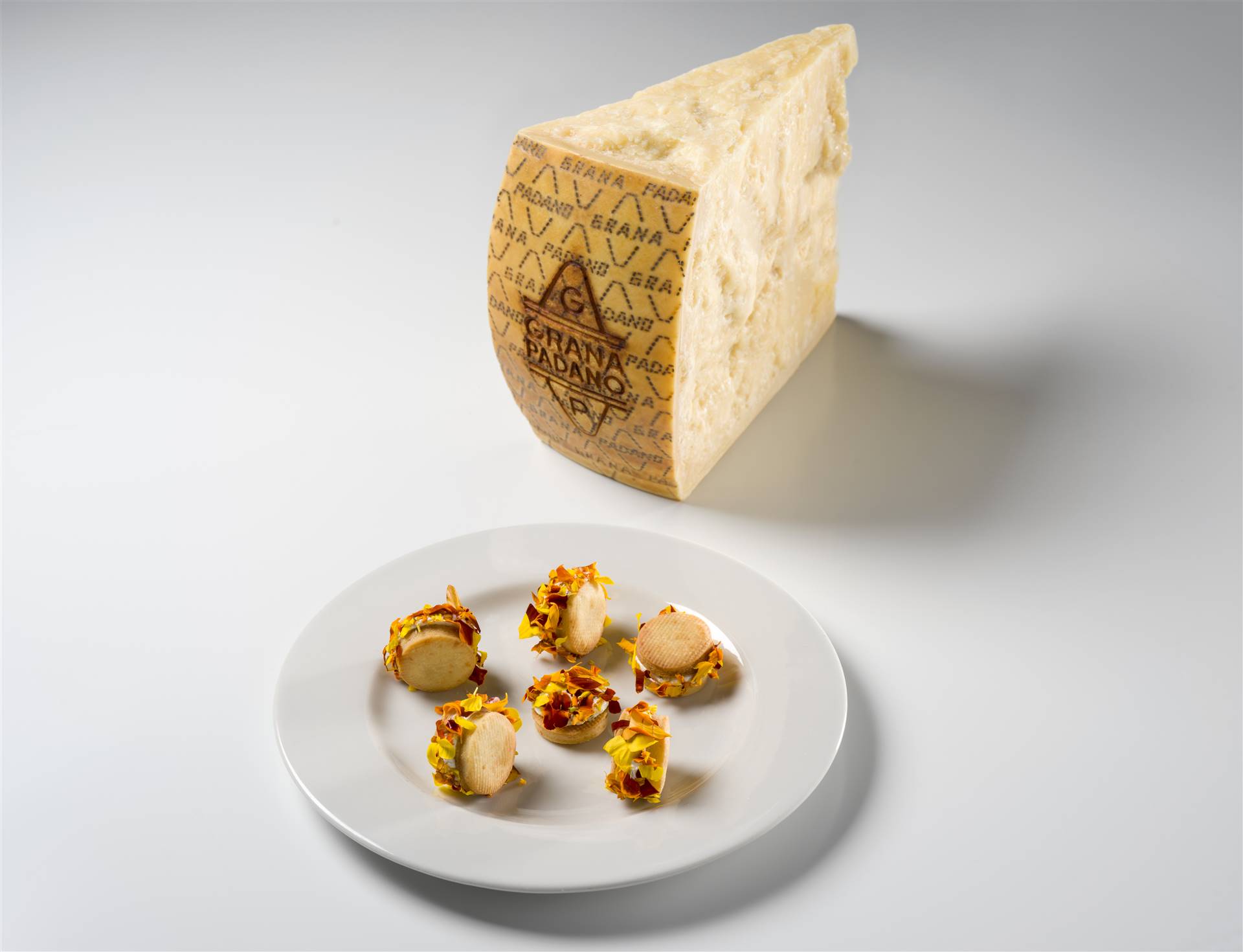 Baci di frolla al Grana Padano DOP, caprino, granella di pistacchi e fiori secchi