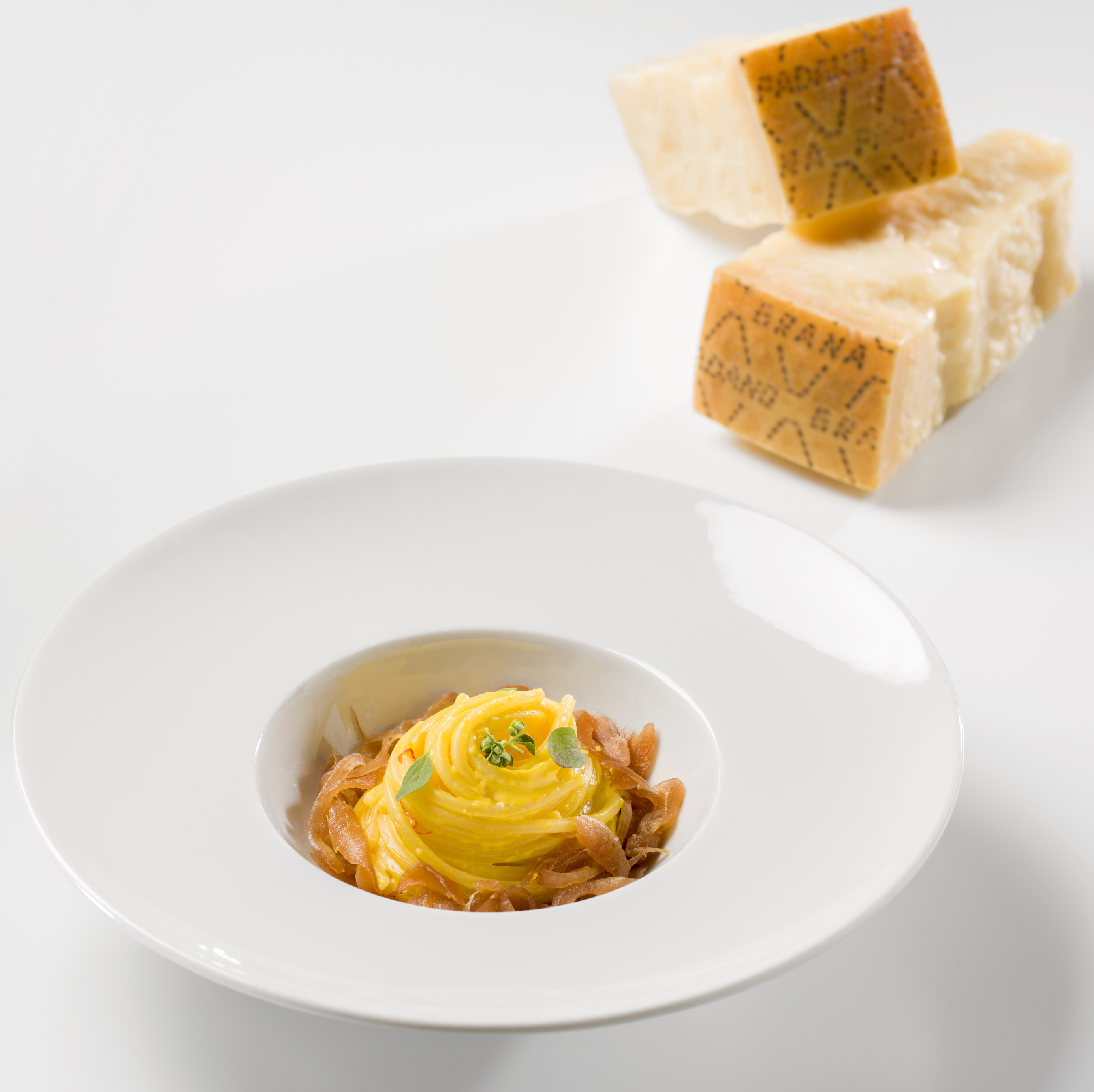 Spaghetto quadrato trafilato al bronzo, salsa al Grana Padano DOP Riserva, pistilli di zafferano e marmellata di cipolle