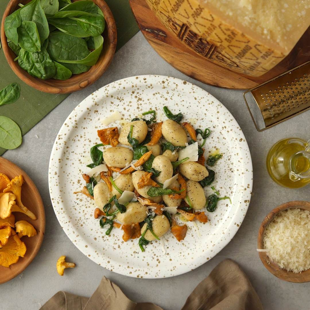 Gnocchi di ricotta con finferli e Grana Padano
