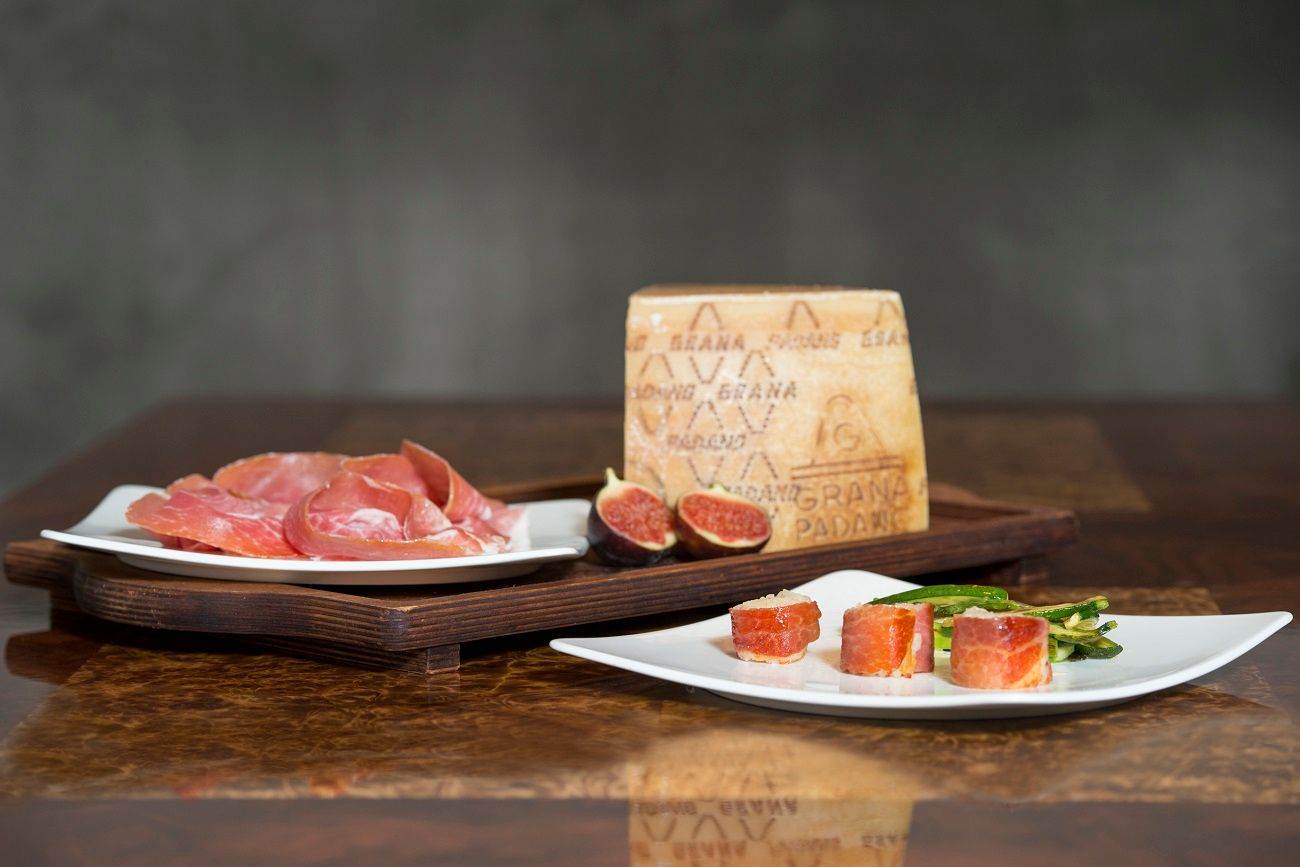 Risotto mit Grana Padano in Prosciutto di San Daniele und Ragout von grünem Spargel 