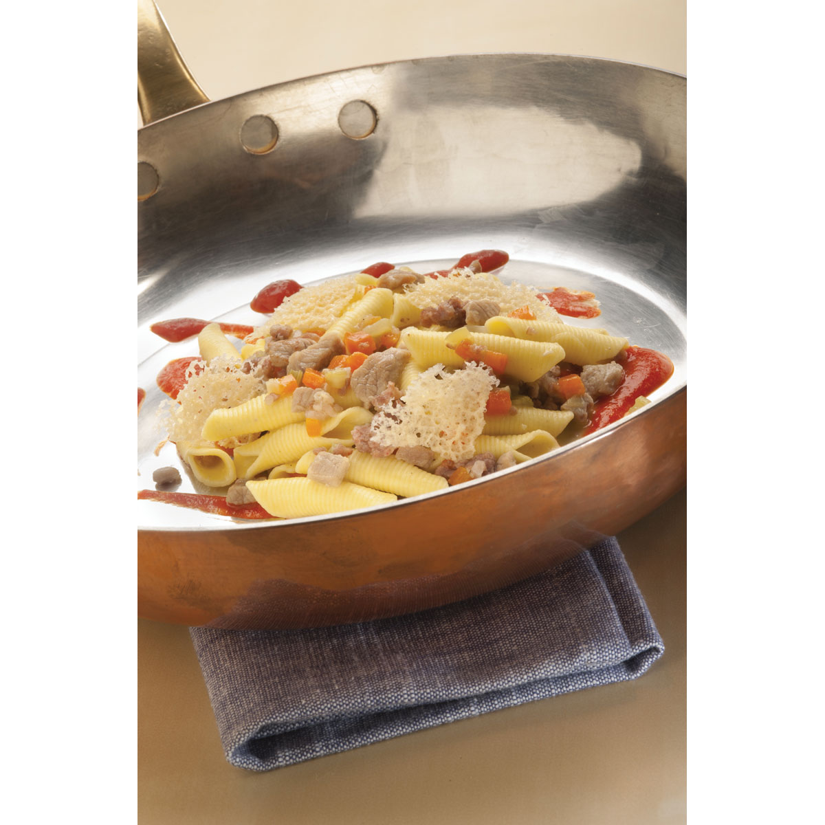 Garganelli con ragù bianco di vitello, crema di peperoni e cialde di Grana Padano