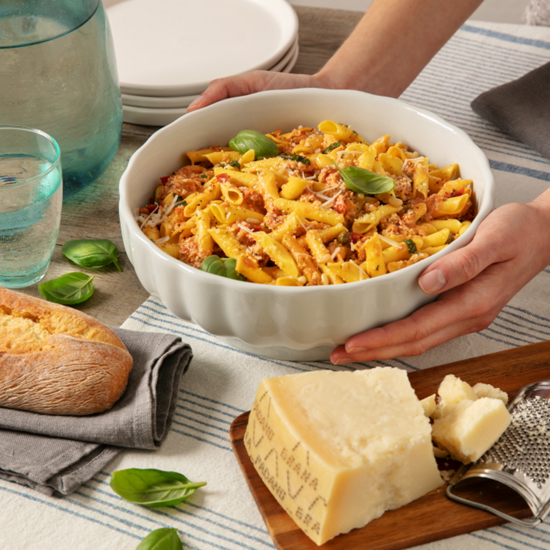 Garganelli à base d'œufs avec tomates séchées, pignons, câpres, pesto rouge et Grana Padano
