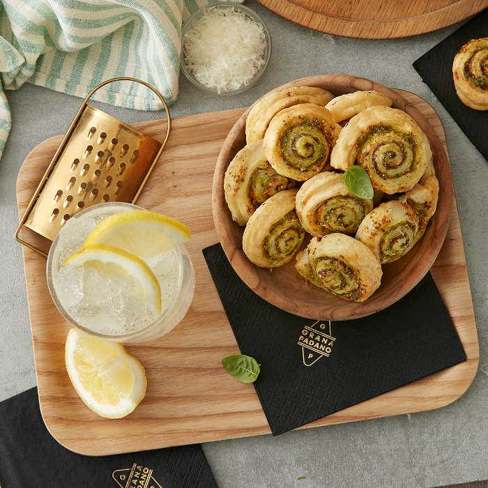 Gin Fizz e girelle di pasta sfoglia con Grana Padano Riserva