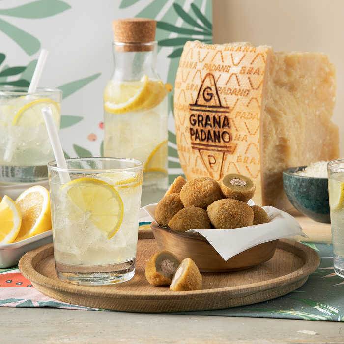 GinTonic und gefüllte Ascolana Oliven mit Grana Padano