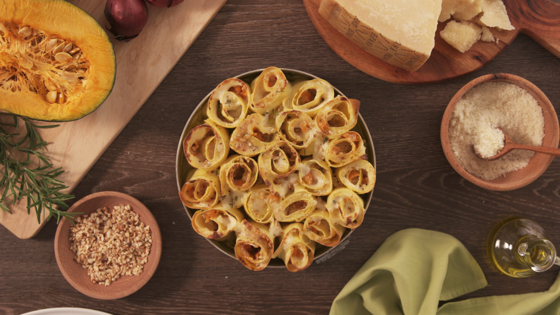 Rouleaux de lasagnes à la courge, aux noisettes et au Grana Padano