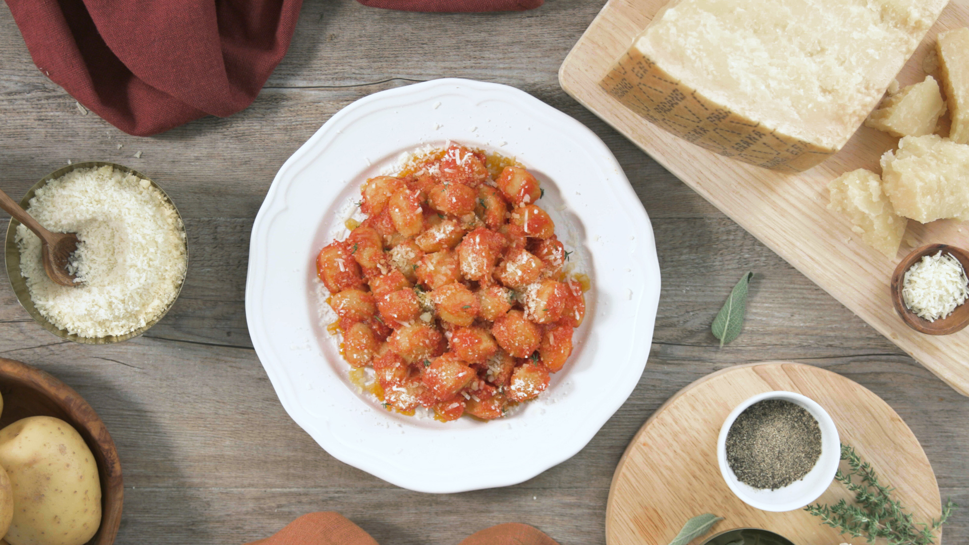 Ñoquis de patatas al Grana Padano con salsa de tomate, salvia y mantequilla.