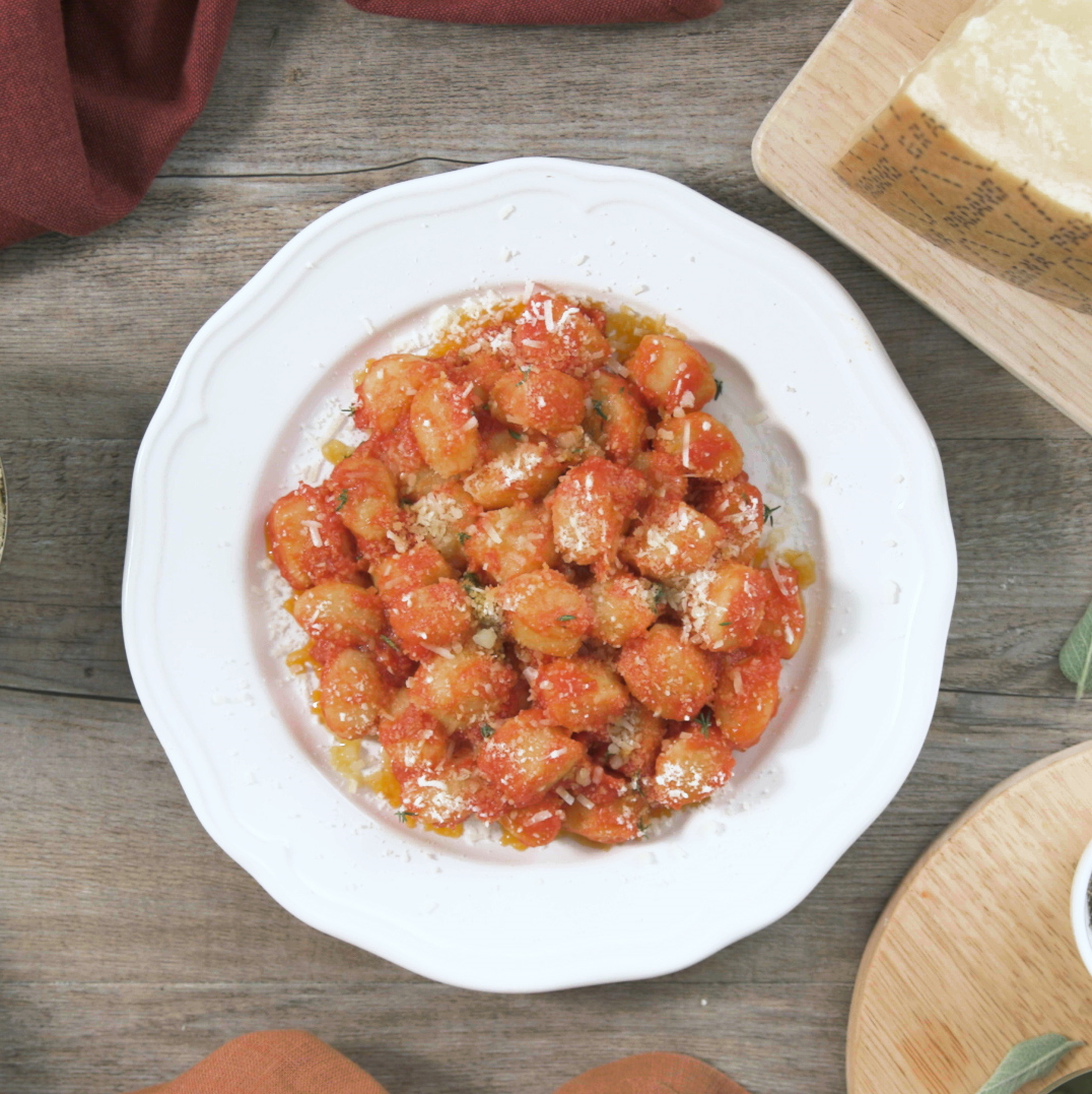 Gnocchi de pommes de terre au Grana Padano, sauce tomate, sauge et beurre.