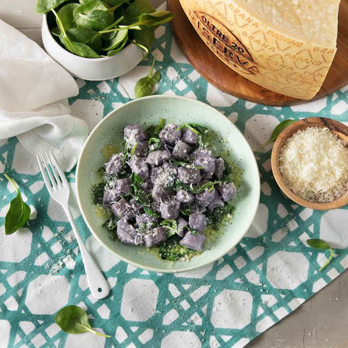 Gnocchi di patata viola e spinacino novello con Grana Padano Riserva 