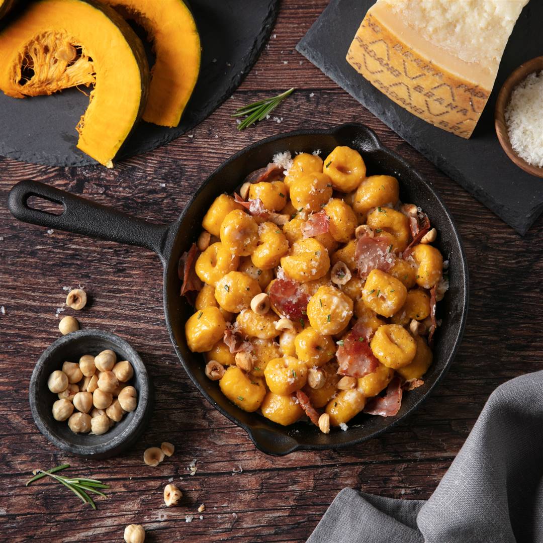 Gnocchi de courge sautés à la poêle, Grana Padano, romarin, speck et noisettes