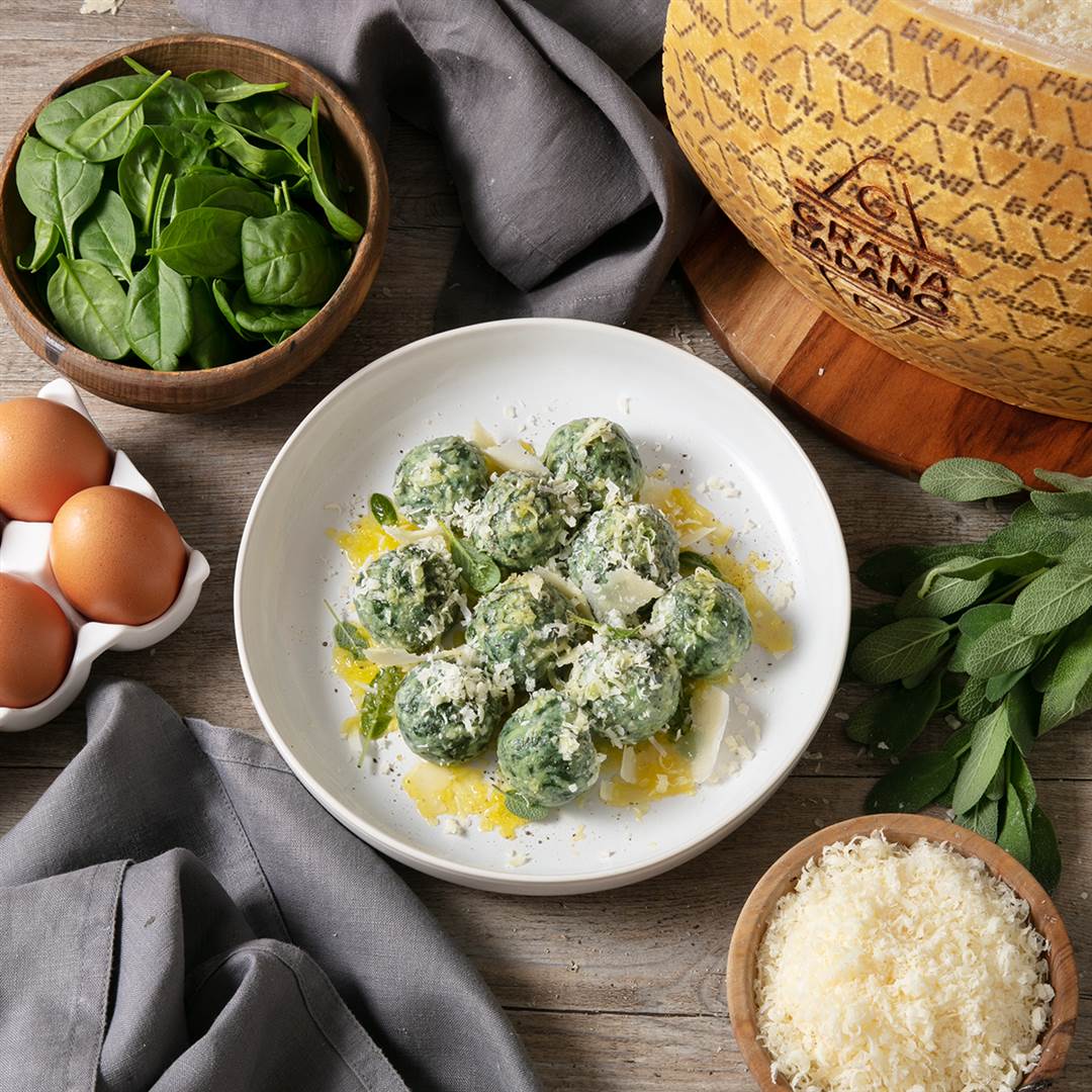 „Gnudi“ aus Ricotta und Spinat mit Grana Padano, Butter und Salbei