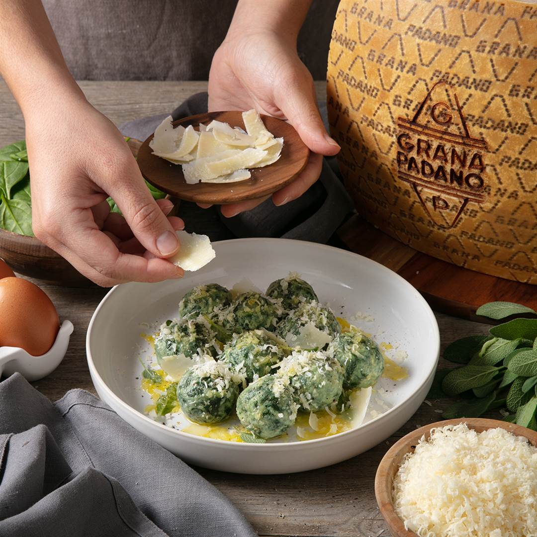 „Gnudi“ aus Ricotta und Spinat mit Grana Padano, Butter und Salbei