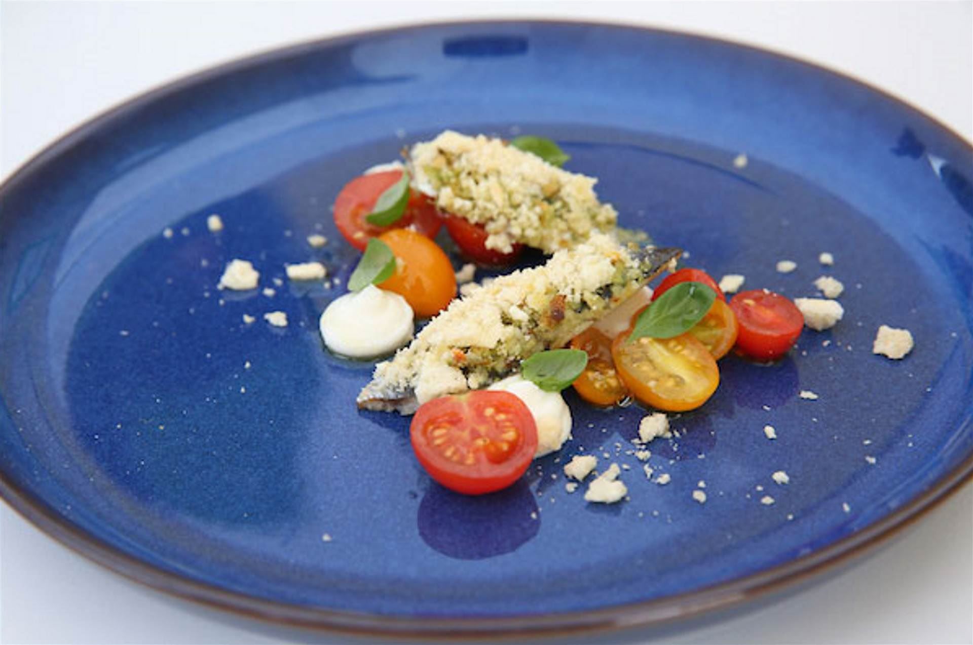 Sardine gratinate al Grana Padano con insalata di pomodori