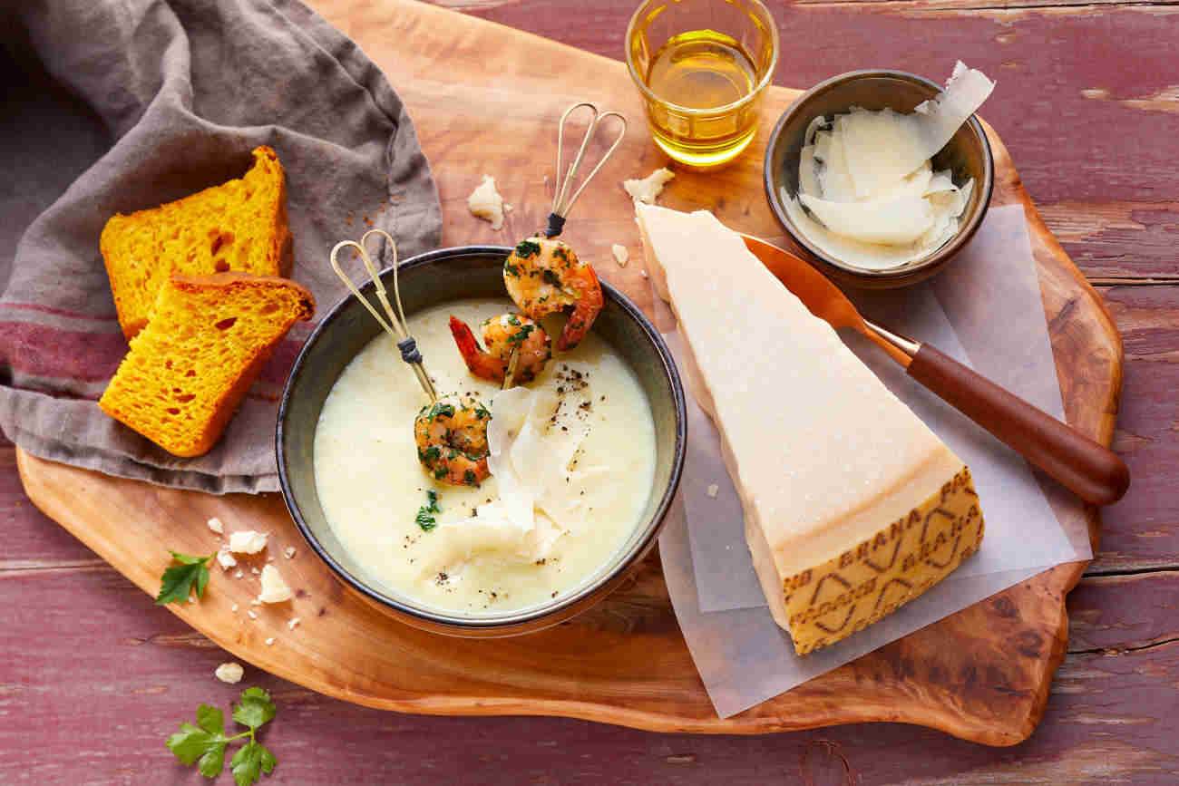 Schaumsuppe vom Grana Padano mit gebratener Garnele und Kürbisbrot ...