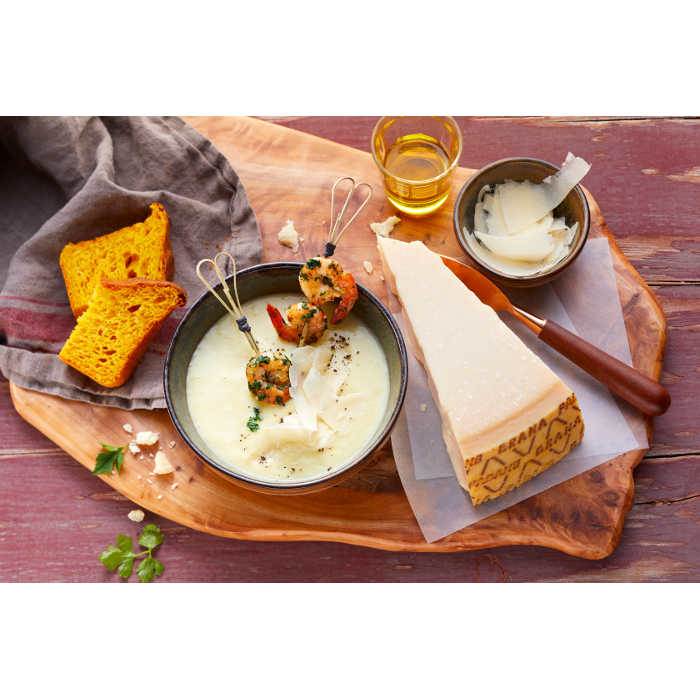 Schaumsuppe vom Grana Padano mit gebratener Garnele und Kürbisbrot