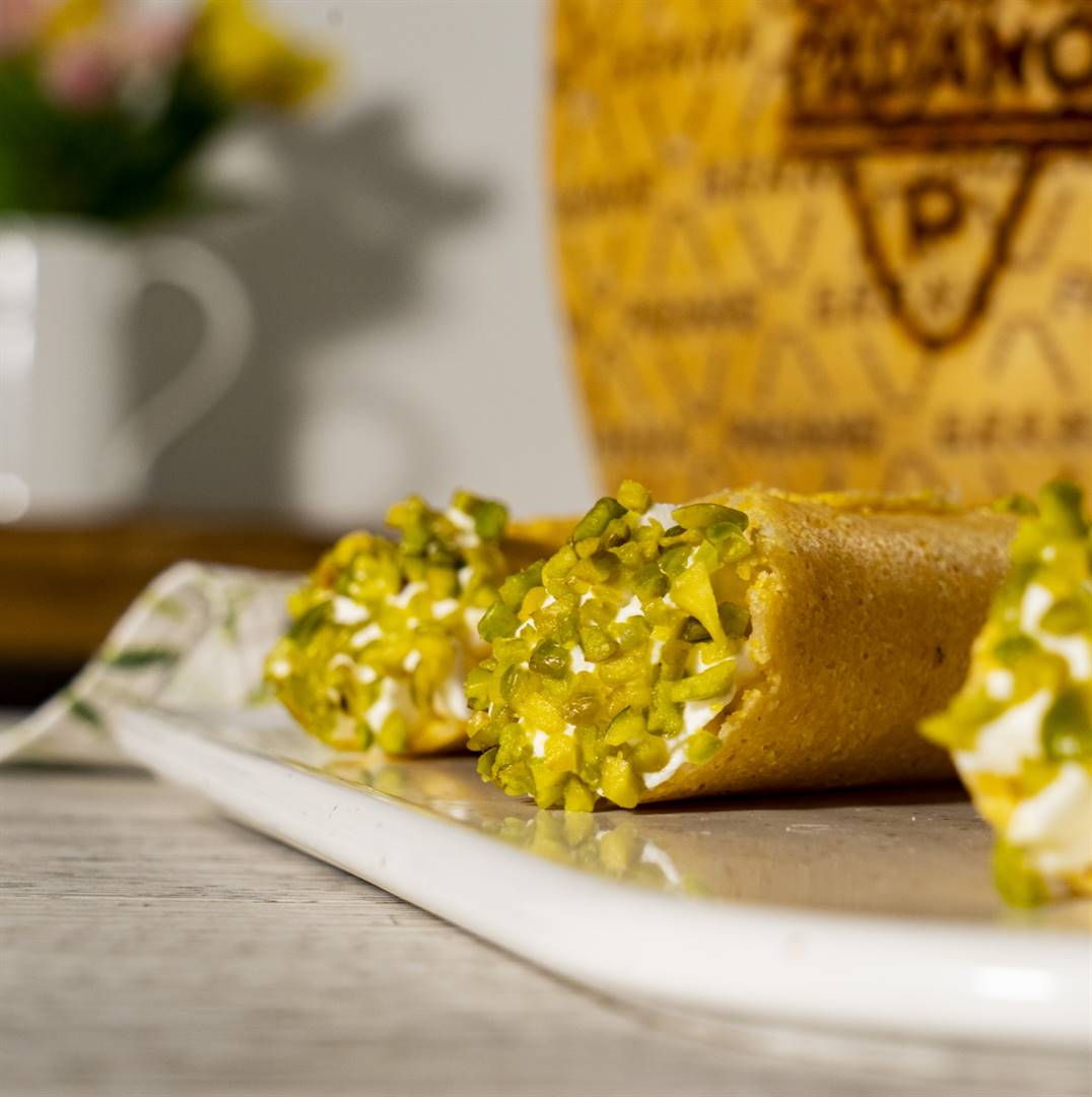 Cannolo di Grana Padano, spuma di caprino agli agrumi e granella di pistacchio.