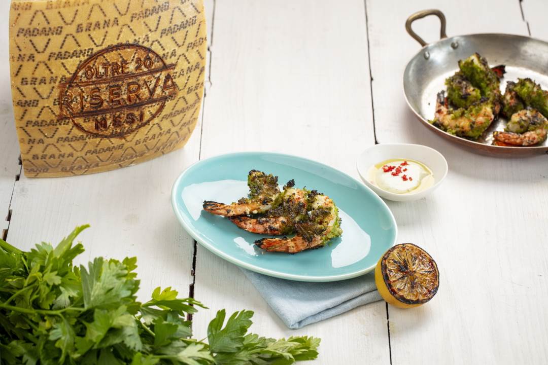 BBQ spicy king prawns with garlic and a Grana Padano Riserva