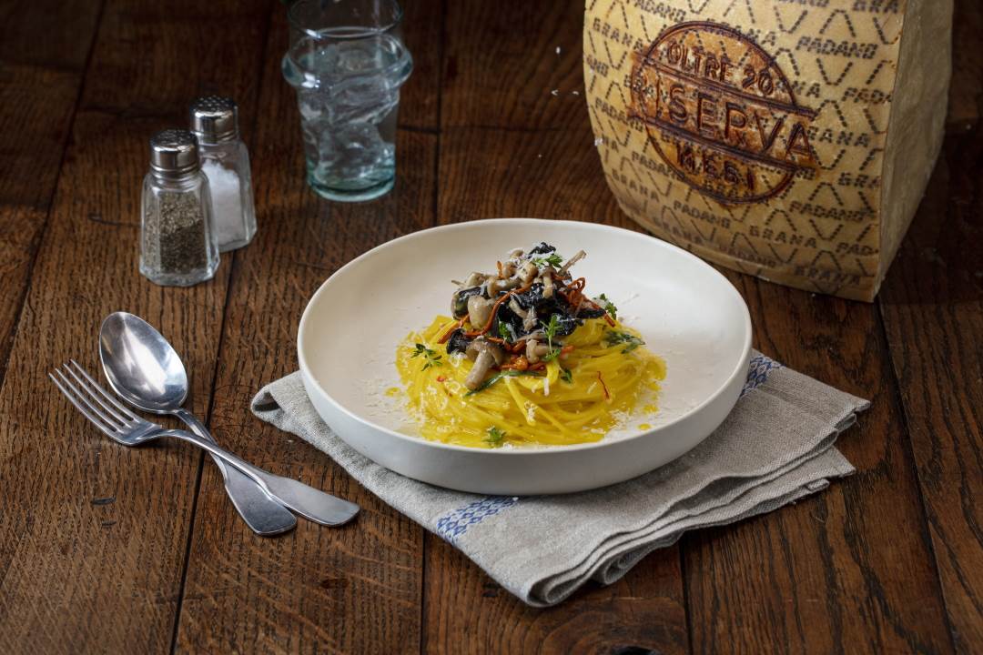 Espagueti con Grana Padano Riserva, azafrán y ragu de setas salvajes