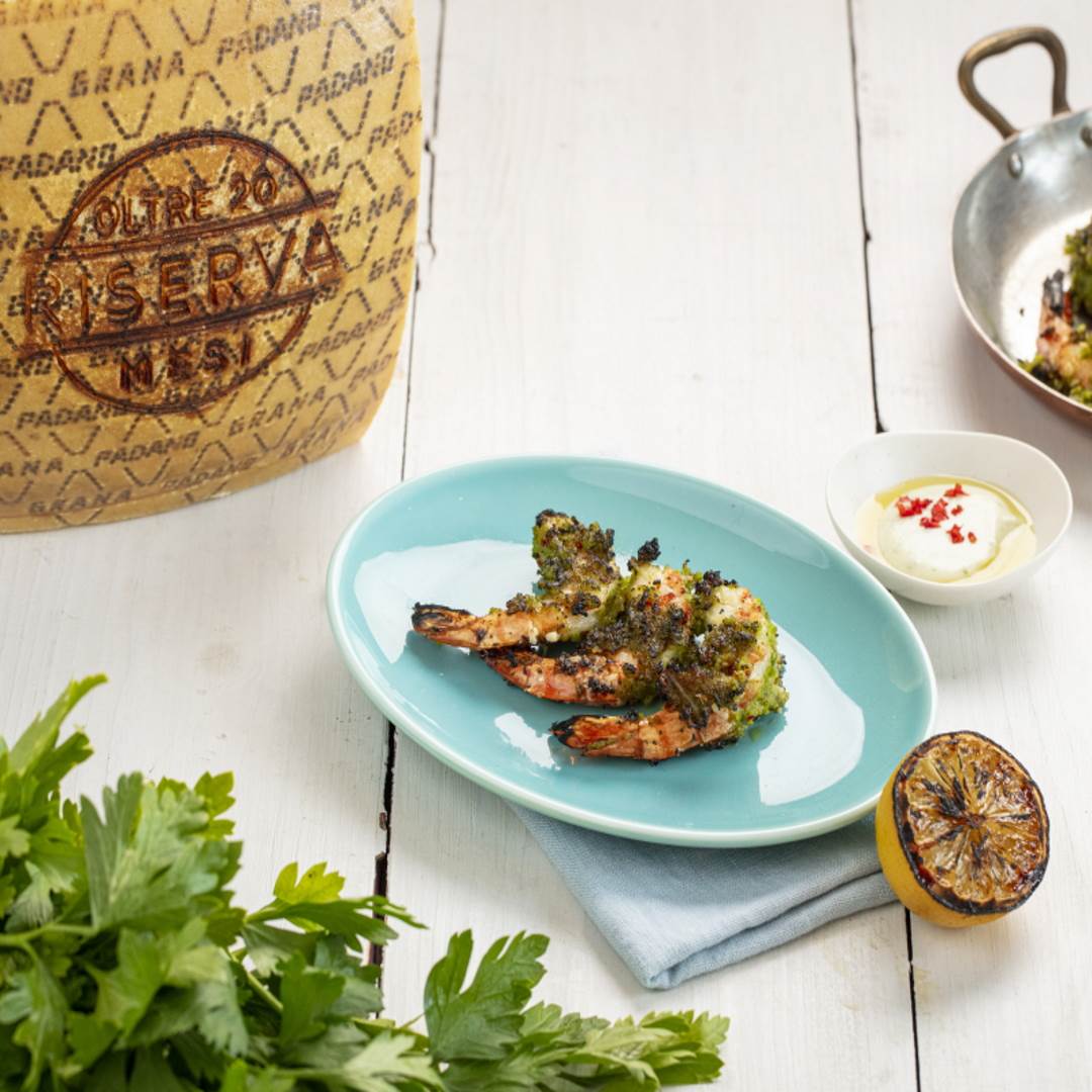 Bbq De Crevettes Géantes Épicées À L'ail Avec Une Sauce Au Grana Padano Riserva