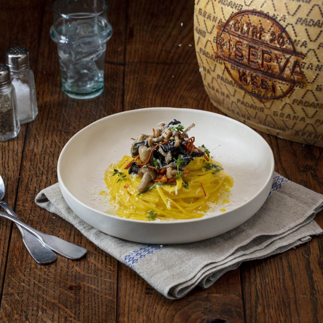 Capellini avec un ragoût de Grana Padano Riserva, safran et champignons sauvages