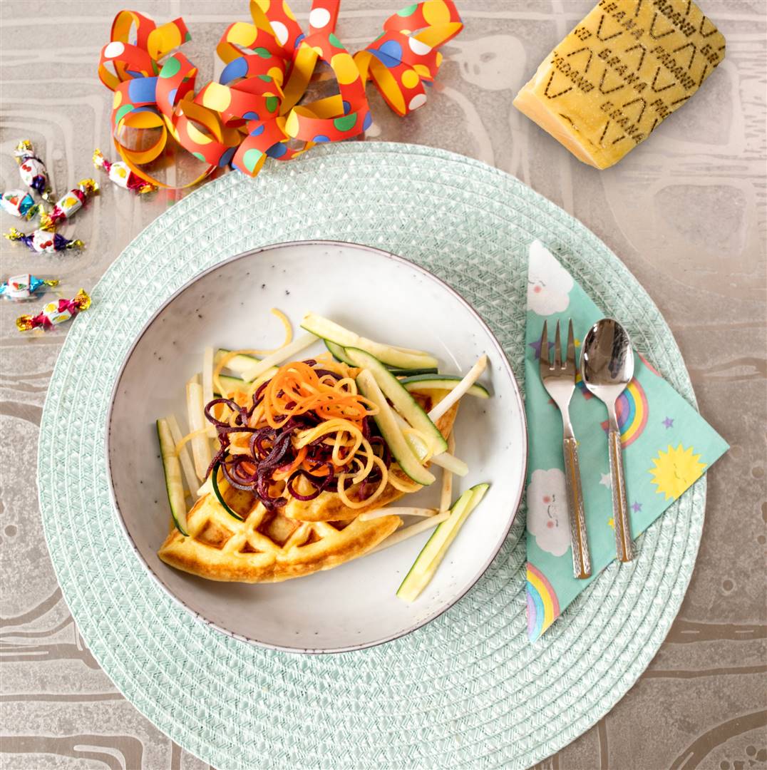 Kartoffel-Grana Padano waffel mit Gemüsemikado und bunten Karottenspaghetti