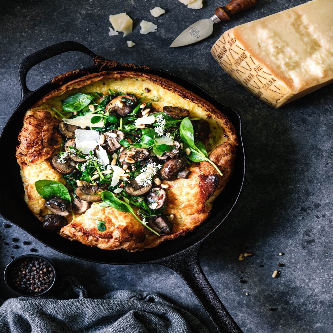 Dutch Baby mit Grana Padano, Champignons und Spinat