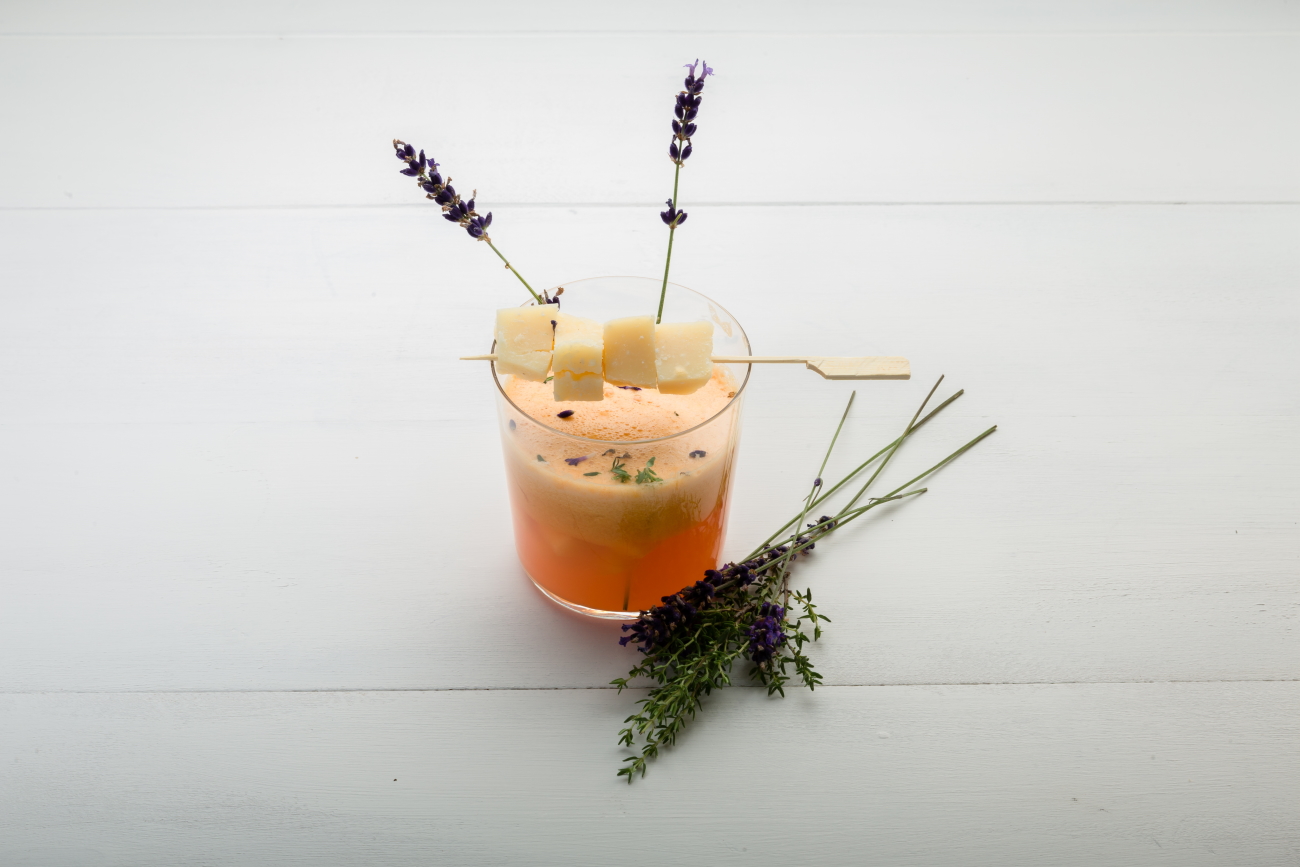 Cocktail sans alcool de pêche et de melon, brochette de Grana Padano mariné au thym et à la lavande