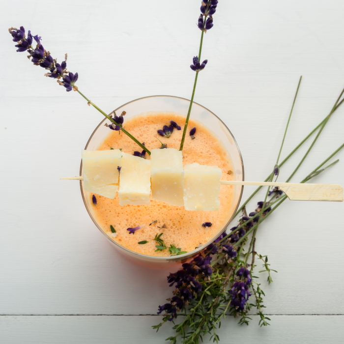 Cocktail sans alcool de pêche et de melon, brochette de Grana Padano mariné au thym et à la lavande